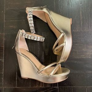Jewel badgley mischka size 6 platform heels